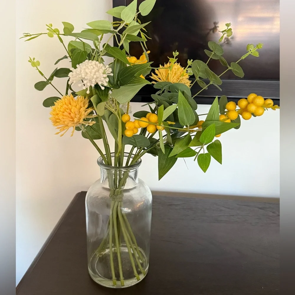 Kohl's Faux Floral Arrangement Yellow White Flowers Clear Glass Vase 7.5”